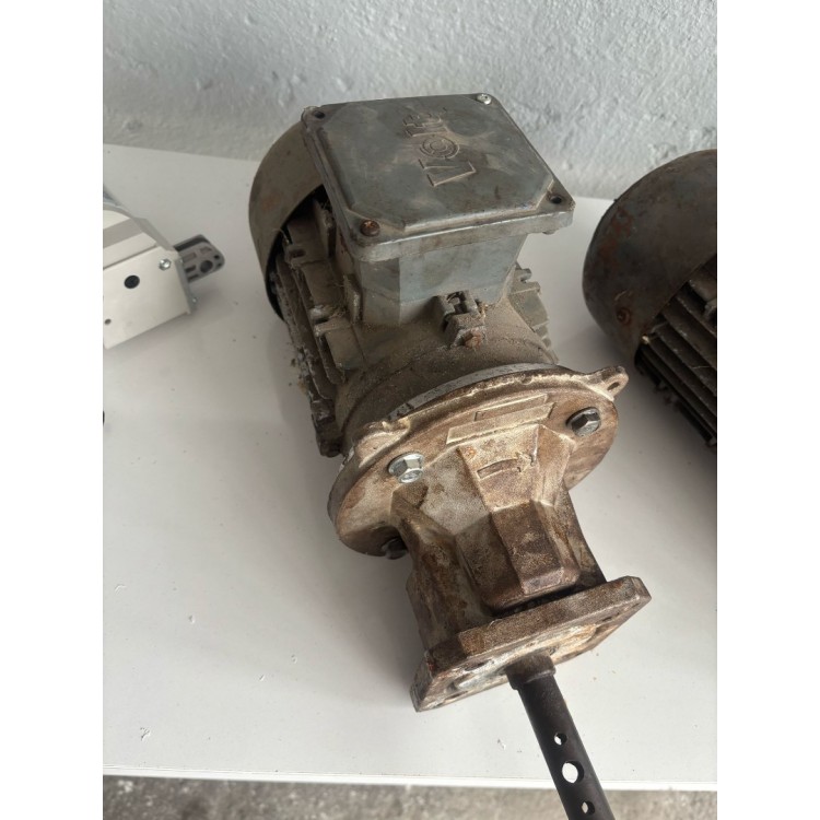 Redüktörlü Yemlik Motoru 075kw Redüktörlü Yemlik Motoru 075kw